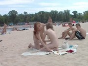Дикий пляж семей нудистов
